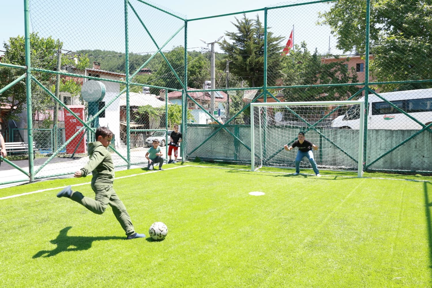 Bursa Osmangazi’de bir halı saha hizmeti daha