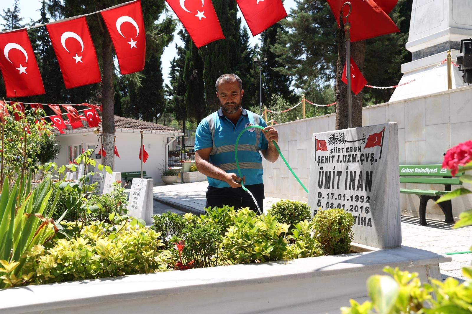 Gebze'de mezarlık ve şehitliklere kapsamlı bakım
