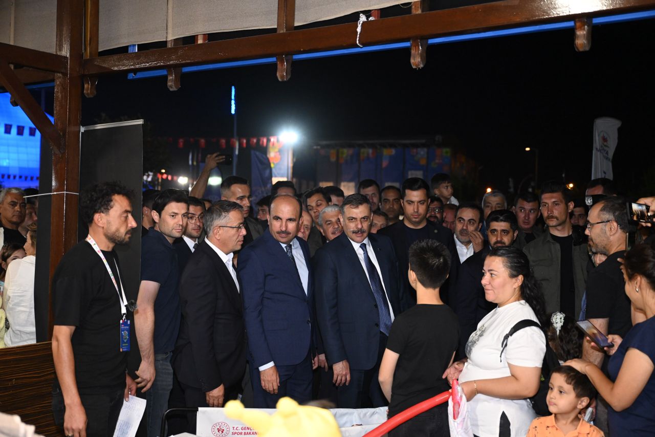 Türkiye'nin en büyük Bilim Festivali Bakın Çiftçi'nin katılımıyla Konya'da açıldı