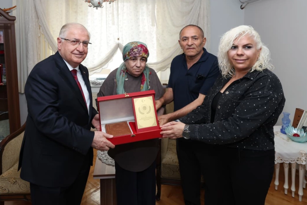 Bakan Güler, şehit Er Alaattin Buluç’un ailesini ziyaret etti