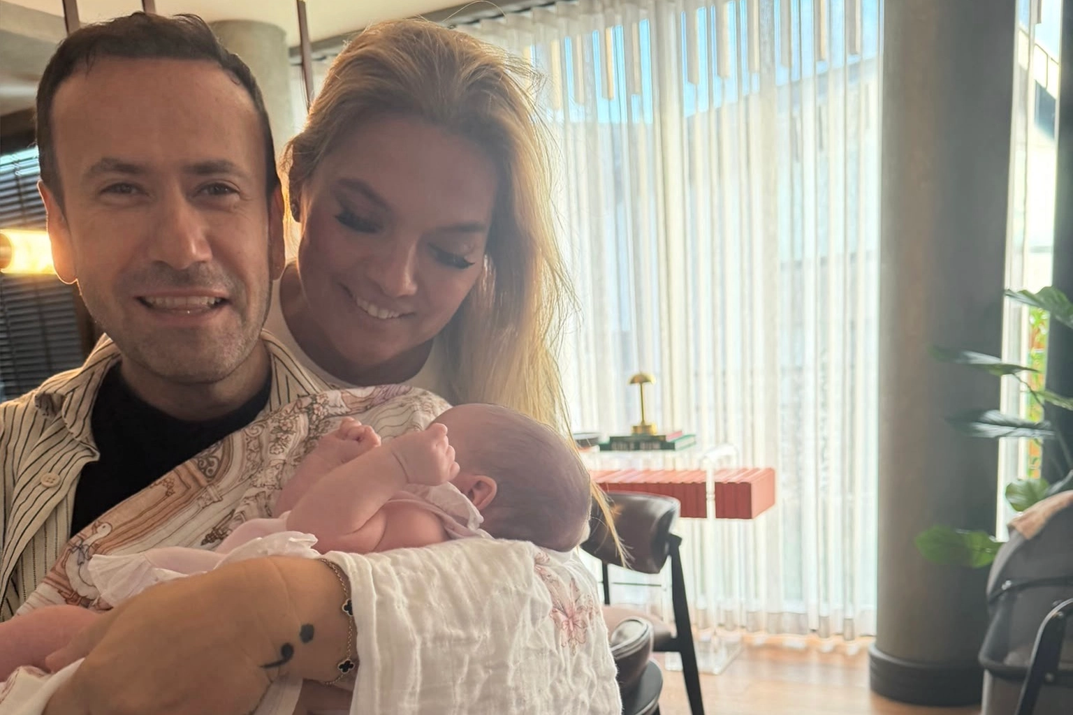 Demet Akalın ve Özgür Aras’tan Mihre bebek ziyareti