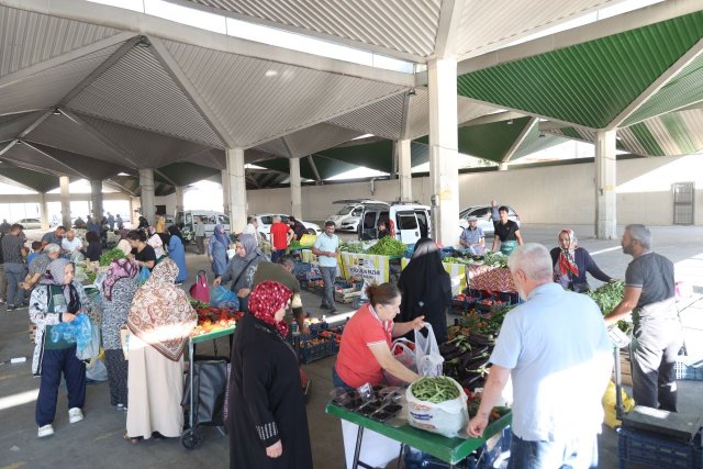 Konya’da yerli ürün pazarı, üretici ile tüketiciyi doğrudan buluşturuyor
